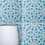 Azulejo Floral simétrica de color azul estilizada texturiz<br><div class="desc">El diseño de esta baldosa cerámica está dominado por motivos florales estilizados, dispuestos armoniosamente a través de la baldosa. La paleta de colores es un espectro relajante de diferentes tonos azules que crea un contraste y una profundidad sorprendentes que atraen la atención. La textura de fondo agrega una capa adicional...</div>