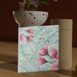 Azulejo Flores Artsy Magnolia Sobre Papel Crudo Vintage<br><div class="desc">Hermoso diseño de baldosas florales decorativas con flores de magnolia rosa y salpicaduras de pintura sobre un fondo de papel con motivos de damasco azul claro y rugoso.</div>