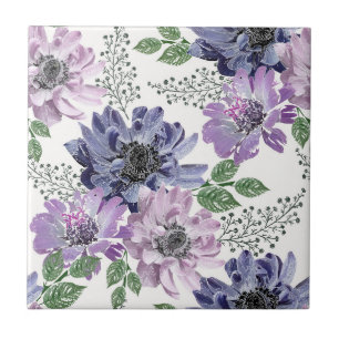 Azulejo Flores azules y lilas sobre un fondo blanco.
