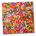 Azulejo Flores de arcoiris coloridas<br><div class="desc">Pequeña impresión súper dulce con los siempre populares rociadores de arcoiris helado. Ideal para los helados o amantes de los dulces. ¿Qué tan lindo sería esto en una heladería o una panadería? Si quieres usar esta baldosa como una pequeña montaña o un trívet para una bebida o un plato.. o...</div>