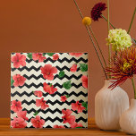 Azulejo Flores De Hibiscus Rojas En Chevron Negro Y Beige<br><div class="desc">Este exquisito diseño de cerámica exhibe flores rojas de hibisco que se funden con un elegante patrón de chevron en una armoniosa mezcla de tonos beige y negro. El motivo floral añade un toque de elegancia y encanto a esta decoración.</div>