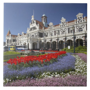Azulejo Flores de primavera y estación de tren histórica,