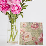 Azulejo Flores y Pétalos Antiguos Vintage En Papel Damasco<br><div class="desc">Exquisita cerámica decorativa: mezcla cautivadora de elegancia floral y encanto vintage. Deléitese en la belleza encantadora de las delicadas peonías adornando con gracia un fondo de papel con motivos damasquinados envejecidos. Esta obra artística combina el encanto atemporal de las flores y el encanto nostálgico del diseño clásico, lo que la...</div>