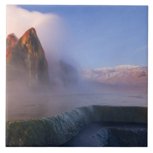 Azulejo Fly Geyser con Granite Range coronada de nieve
