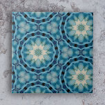 Azulejo Formas geométricas blandas azules e índigo Motimo<br><div class="desc">Esta cerámica presenta un patrón geométrico caracterizado por motivos simétricos de inspiración floral. Los motivos se representan en diferentes tonos azules, creando un efecto visual relajante y sereno. Los contornos oscuros definen las formas y los elementos dentro del patrón, proporcionando contraste y profundidad al diseño. Esta baldosa es una elección...</div>