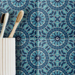 Azulejo Formas geométricas de mosaico azul e índigo blando<br><div class="desc">Esta cerámica presenta un diseño simétrico intrincado que recuerda a la arquitectura clásica o a los textiles de época. El azulejo está decorado con formas geométricas, como diamantes y círculos, que se combinan para formar patrones circulares más grandes repartidos por el azulejo. El diseño es meticulosamente detallado y armonioso, creando...</div>
