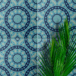 Azulejo Formas geométricas simétricas de azul e índigo sua<br><div class="desc">Esta cerámica presenta un fascinante diseño caleidoscópico. En el corazón de la baldosa, se despliega un delicado motivo floral, rodeado por un conjunto de formas geométricas que irradian hacia afuera en patrones simétricos. El diseño se caracteriza por su detalle intrincado, creando una sensación de profundidad y movimiento. La paleta de...</div>