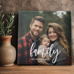 Azulejo Foto completa - Personalizado Script Family Textos<br><div class="desc">Una forma divertida de capturar recuerdos y compartirlos con amigos. Agrega una foto y tu leyenda favorita para hacer un regalo genial para tus amigos. Una segunda línea de texto está disponible para registrar el año o añadir cualquier otro texto.</div>