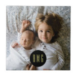 Azulejo Foto familiar de Personalizado| Monogramado<br><div class="desc">Un mosaico decorativo de fotos de la familia de personalizados que incluye el tuyo o el de tus obsequios monograma único. *******Si tu foto se corta, usa la función 'editar este diseño' o 'personalizar más adelante' para agregarla al azulejo. Después de añadir la foto utilice la función hacia adelante/hacia atrás...</div>