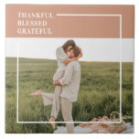 Azulejo Foto familiar moderna | Agradecimiento<br><div class="desc">Celebra tus momentos más preciados con este elegante dibujo fotográfico personalizado "Agradecido, bendito, agradecido". Con tonos cálidos, tipografía moderna y suave y un diseño de cuadros minimalistas depurado, este diseño personalizado le da un toque de corazón y sentido a cualquier decoración de casa. Perfecto para Acción de Gracias, otoño o...</div>