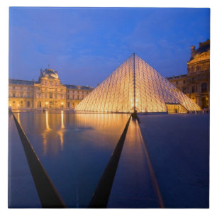 Azulejo Francia, París. El museo del Louvre al anochecer.