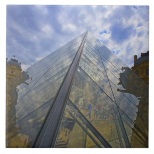 Azulejo Francia, París. Nubes se reflejan en el Louvre