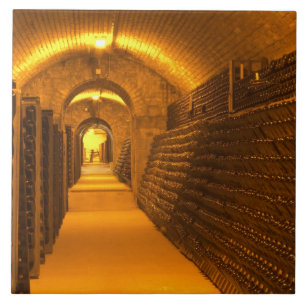 Azulejo Frascos envejecidos en pupitres (racks) en espera