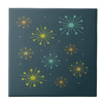 Azulejo Fuegos artificiales retro estallidos azul oscuro a<br><div class="desc">Eleva tu proyecto de baldosas con este fabuloso estallido de fuegos artificiales retro sobre azulejos de cerámica de estilo azul oscuro de mediados de siglo. ¡Añadirá ese POP que estás buscando!</div>