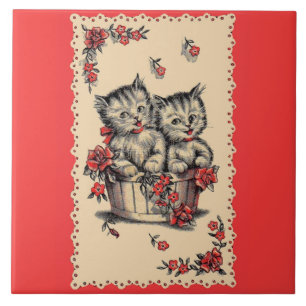 Azulejo gatitos adorables en una cesta de flores