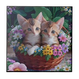 Azulejo Gatitos curiosamente curados en una cesta de flore