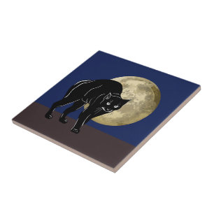 Azulejo Gato negro merodeando en una noche de luna llena d