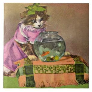 Azulejo gato vestido y tazón de pescado