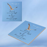 Azulejo Gaviota sin pájaro se eleva demasiado alto azul de<br><div class="desc">Una gaviota en vuelo volando a través de un cielo azul claro azules azules azules azulejos de cerámica con una inspiradora y motivacional cita de William Blake "Ningún pájaro se levanta demasiado si se lanza con sus propias alas". Siéntete libre como este pájaro marino y personaliza esta cerámica fotográfica costera...</div>