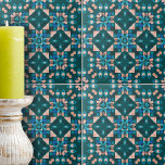 Azulejo Geometría simétrica intricada de coral azul verde<br><div class="desc">Esta cerámica es una pieza de arte cautivadora, con un intrincado patrón geométrico que inmediatamente atrae la atención. El diseño es simétrico y combina armoniosamente tonos verde azulados, azul oscuro y corales, creando un elegante efecto caleidoscopio. El patrón se compone de formas y cuadrados petales meticulosamente hechos que convergen para...</div>