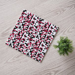 Azulejo Geométrico moderno de gris negro magenta<br><div class="desc">Esta cerámica presenta un patrón geométrico colorido en Viva Magenta,  de moda,  negro,  gris y blanco,  con rejilla blanca. Los cuadrados están coloreados en un patrón aleatorio y se pueden editar los colores en la herramienta Diseño.</div>