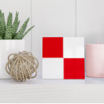 Azulejo Geométrico rojo croata blanco minimalista<br><div class="desc">Esta minimalista baldosa cerámica presenta un diseño de cuadros croatas rojos y blancos.</div>