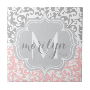 Azulejo Girly Damask Swirls Monogramado rosa y gris