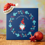 Azulejo Gnome Sweet Gnome Blue Modern Elf Floral Wreath<br><div class="desc">"Gnome gnome dulce." Un gnomo lindo, divertido y caprichoso de azul polvoriento, con una flor azul escandinava, roja y naranja, todo sobre un fondo azul marino, te ayudará a decorar la cocina para las vacaciones. Sienta el calor y la alegría de esta temporada festiva cada vez que usas esta divertida,...</div>