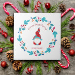 Azulejo Gnome Sweet Gnome Cute Modern Elf Floral Wreath<br><div class="desc">"Gnome gnome dulce." Un gnomo lindo, divertido y caprichoso de azul polvoriento, junto con una florida floral azul, rojo y naranja diseñada por los escandinavos, le ayudarán a decorar su cocina para las vacaciones. Sienta el calor y la alegría de esta temporada festiva cada vez que usas esta divertida, sencilla,...</div>