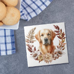 Azulejo Golden Retriever Dog Autumn Wreath<br><div class="desc">En el centro de una corona de otoño de bonito,  en tonos marrón canela,  marrón canela y crema,  se encuentra un hermoso retrato de un hermoso Perro Golden Retriever. Todo está colocado sobre un fondo blanco.</div>