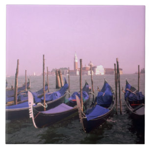 Azulejo Góndolas listas para los turistas en Venecia Itali