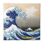 Azulejo Gran onda del ~ Hokusai de Kanagawa<br><div class="desc">La gran onda de la impresión japonesa del woodblock de los principios del siglo XIX de Hokusai del ~ de Kanagawa del artista Hokusai que representa los barcos que amenazan de una gran onda acerca a la prefectura de Kanagawa. En el fondo coloca el monte Fuji. Hokusai también pintó la...</div>