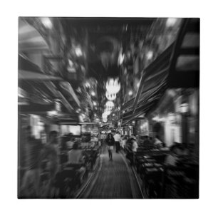 Azulejo Guay, foto urbana de una mujer caminando por Estam