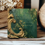 Azulejo Guión verde de oro de esmeralda con problemas vint<br><div class="desc">Un diseño de inspiración vintage con texturas de pintura angustiadas y elementos de follaje de bajo relieve en verde esmeralda oscuro y oro,  adornado con escritura de escritura a mano en oro. [NOTA: La superficie del mosaico es plana,  no elevada; los efectos son parte de una imagen impresa plana.]</div>