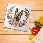 Azulejo Guirnalda de otoño de perro malinois de Bélgica<br><div class="desc">Un hermoso retrato acuático de un perro malinés belga se sitúa en el centro de una corona de otoño de bonito en tonos marrones,  canela y crema. Todo está colocado sobre un fondo blanco.</div>