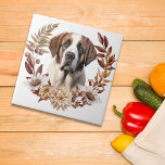 Azulejo Guirnalda del perro de San Bernardo<br><div class="desc">Un bonito retrato de un perro de San Bernardo se sitúa en el centro de una corona de color agua de bonito en tonos marrones,  tostados y crema. Todo está colocado sobre un fondo blanco.</div>