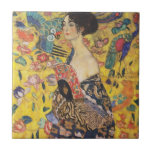 Azulejo Gustav Klimt Lady Con Pintura De Estilo Art Nouvea<br><div class="desc">Gustav Klimt Lady With Fan Art Nouveau Painting Este retrato de una hermosa mujer muestra un fondo amarillo con adornos asiáticos, pájaros coloridos y flores de loto. La señora usa un vestido al estilo de un kimono impreso con motivos de un vestido de dragón chino. Hermosa pintura artística romántica decorativa...</div>