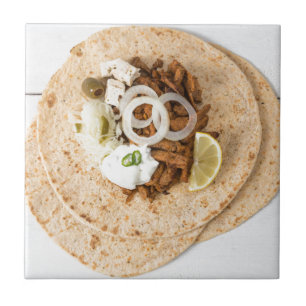 Azulejo Gyros pita con aceitunas coleslaw de tzatziki y fe