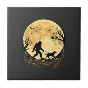 Azulejo Halloween Bigfoot Labrador Caminando Bajo Luna Lle