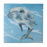 Azulejo Happy Dolphin Watercolor Beach Ocean<br><div class="desc">Este diseño se puede personalizar eligiendo la opción Editar diseño. También puede transferir a otros artículos. Póngase en contacto conmigo en colorflowcreations@gmail.com o utilice la opción de chat en la parte superior de la página si desea tener este diseño en otro producto o necesita ayuda. Ver más de mis diseños...</div>
