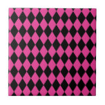 Azulejo Harlequin rosa caliente y negro<br><div class="desc">El estilo clásico tradicional de los elegantes diamantes de Harlequin en rosa y negro cálidos contemporáneos</div>