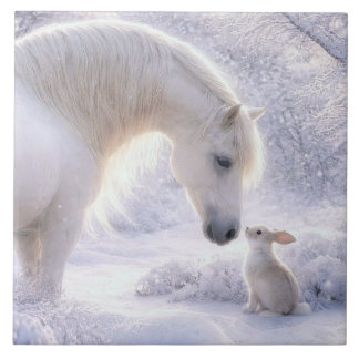 Azulejo Hermoso caballo blanco y conejo en la nieve