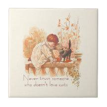 Hermoso niño rojo haitiano con una cita para gato 