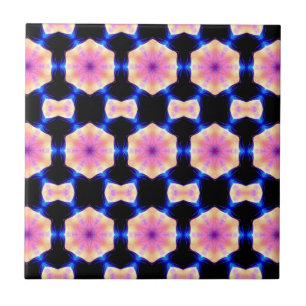 Azulejo hexagramas rosados en mosaico negro