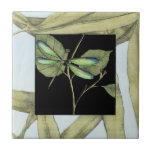 Azulejo Hojas con el ataque de la libélula por Jennifer Go<br><div class="desc">Este dibujo de hojas de Jennifer Goldberger presenta una entrada de una libélula sobre un fondo negro. El ambiente nocturno contrasta con el ambiente diurno de las hojas. ¡Descúbrelos!</div>