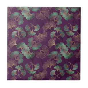 Azulejo Hojas doradas de Ginkgo sobre patrón botánico púrp