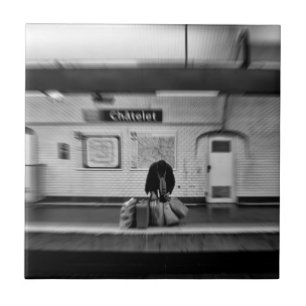 Azulejo Hombre con bolsas de compras en el metro (Chatelet