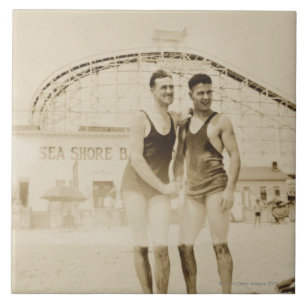 Azulejo Hombres que se colocan en la playa
