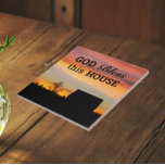 Azulejo House Blessing Sunset Silhouette<br><div class="desc">Baldosa cerámica con la imagen de una puesta de sol colorida junto con una bendición en la casa que dice "Dios bendiga esta casa" con letras negras. Seleccione su tamaño de mosaico. Hace un regalo para la familia y los amigos.</div>