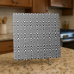 Azulejo Ilusión óptica de mosaico geométrico negro y blanc<br><div class="desc">Diseño de baldosas decorativas moderno y único,  con un patrón impecable de formas geométricas en blanco y negro. Textura con efecto de ilusión óptica.</div>